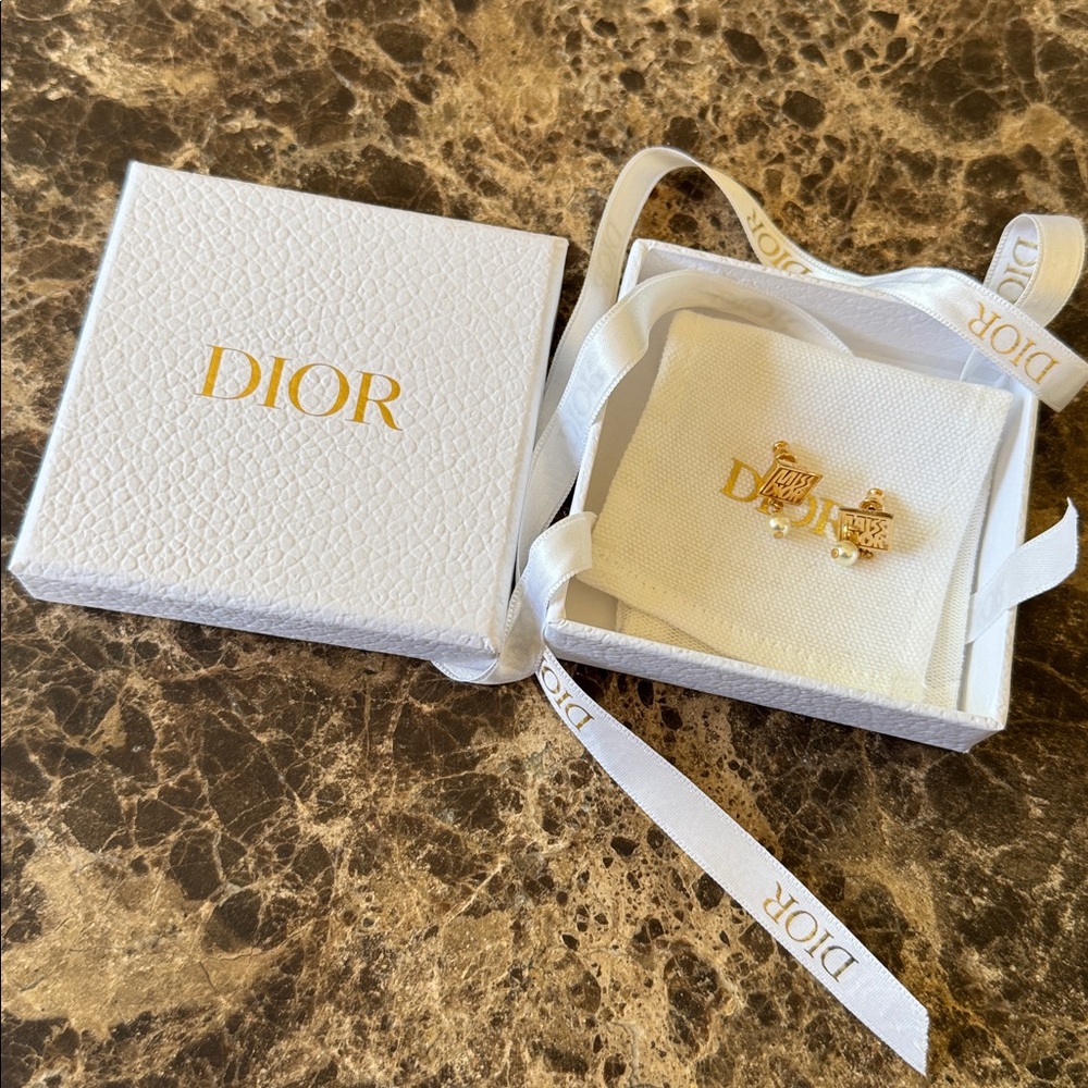 Christian Dior miss dior logo pierced earrings gold pearl drop - Picture 2 of 6